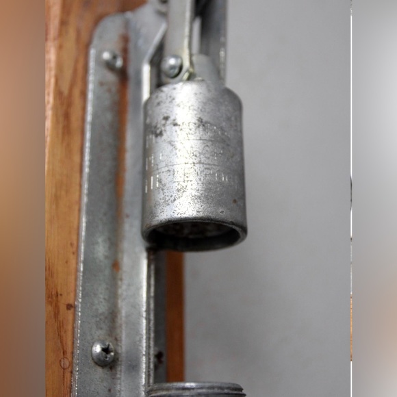 ⭐️Vintage Reed's Rocket Nut Cracker - Picture 5 of 7